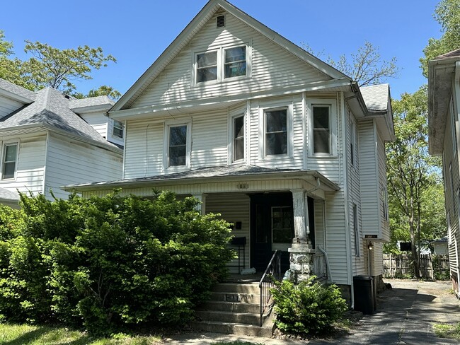 Building Photo - 811 W Edwards St