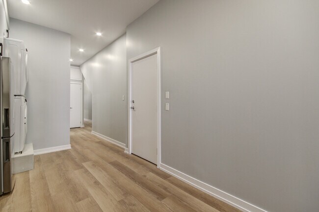 Photo - 453 Dundas St W