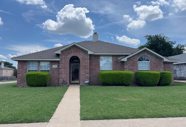 Charming 4/2/2 ready for immediate move in! - Charming 4/2/2 ready for immediate move in! House