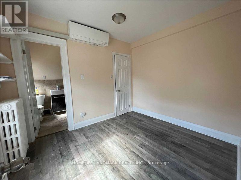 Photo - 2398 Bloor St W