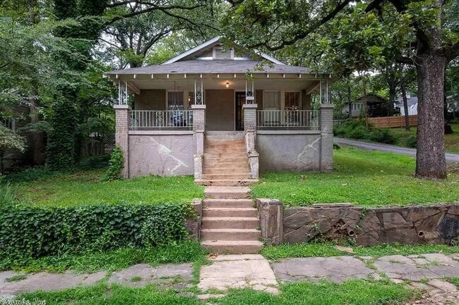 Building Photo - Adorable Hillcrest Bungalow with 3 bedrooms and 2 bathrooms.
