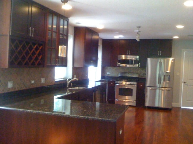 Building Photo - 2539 W Lunt Ave Unit 1st floor