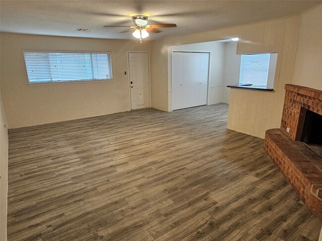 1113 E Amherst Ln