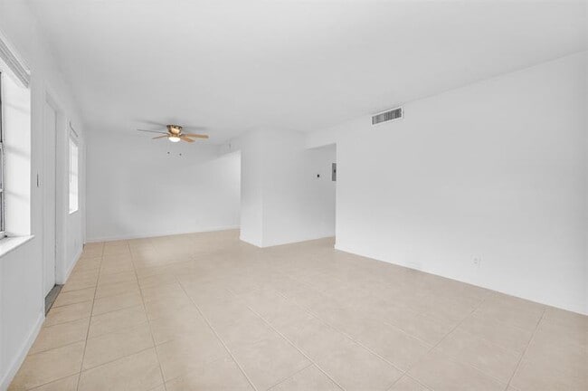 Building Photo - 4165 SW 67th Ave Unit 102B Rental