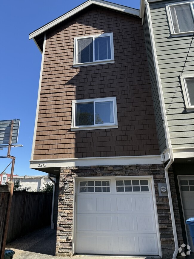Building Photo - 2812 E Spring St Rental