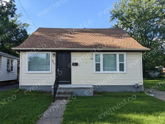 Photo - 1817 E 10 Mile Rd House