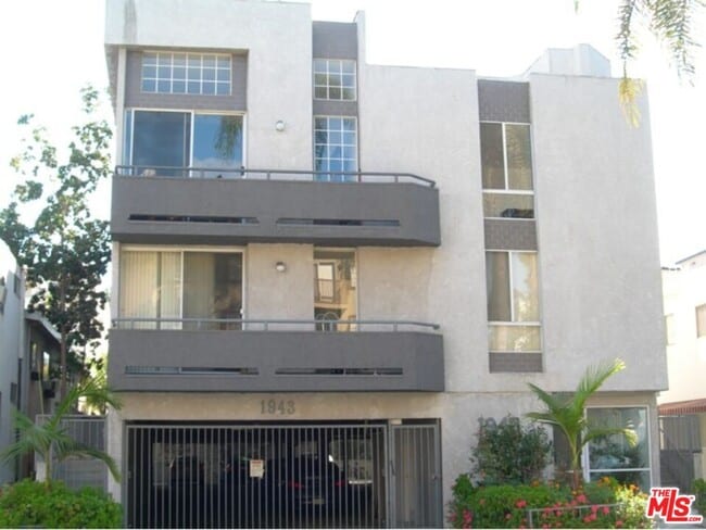 Building Photo - 1943 Selby Ave Unit 101
