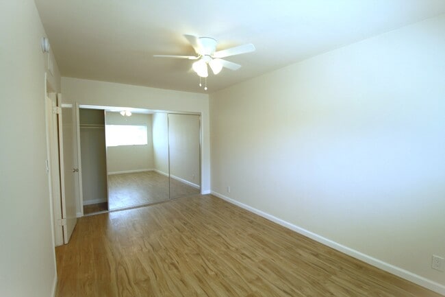 Photo - 7125 Hawthorn Ave