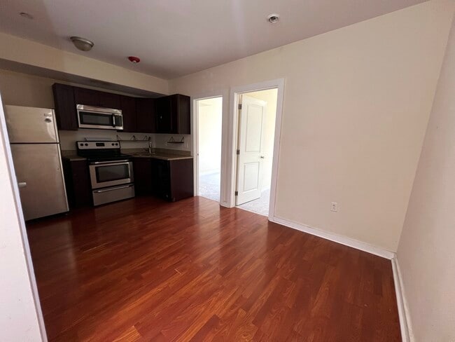 Sala de estar y cocina - 1704 Cecil B Moore Ave Unidad Entire  2