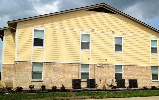 Photo - Red Oak Apartments