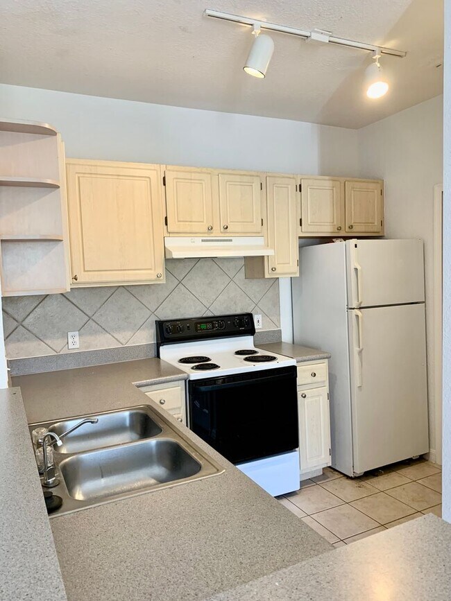 Photo - Updated 2/1 at Visconti, new carpet & paint, vaulted ceilings!