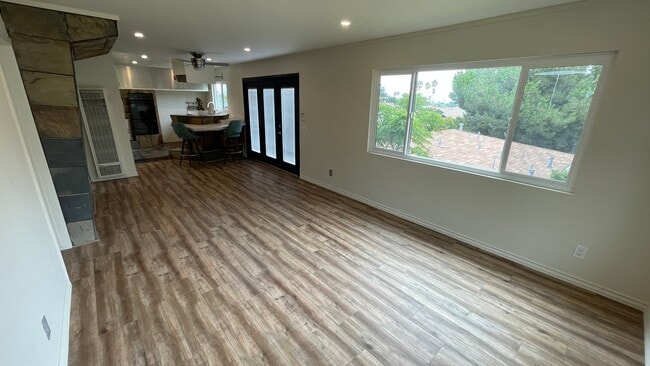 Sala de estar con vista a la cocina