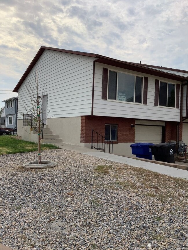Building Photo - $500 OFF FIRST MONTH'S RENT - Spacious and... Rental