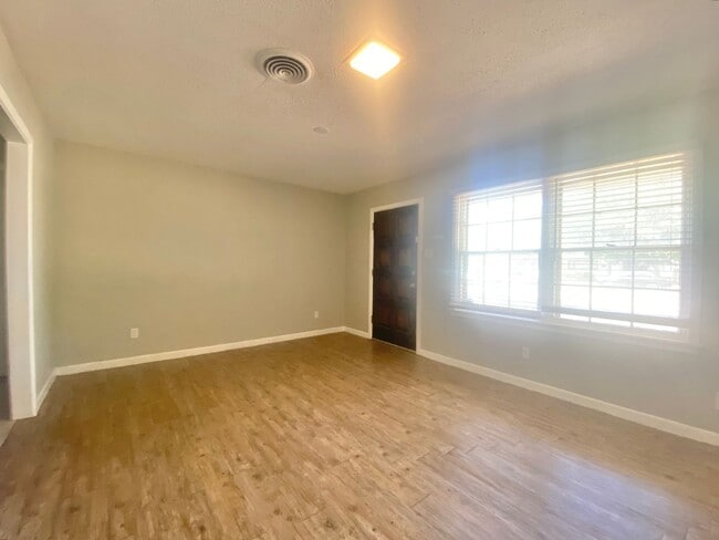 Photo - MOVE IN SPECIAL - $500 off second month's ...