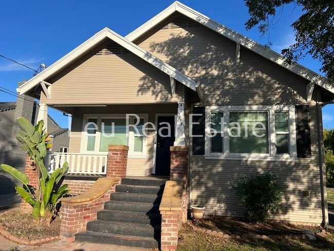 Building Photo - Charming 2-Bedroom Home with Classic Chara...
