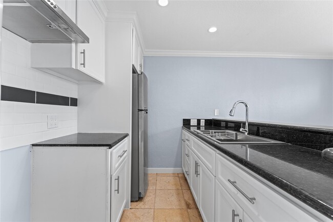Building Photo - 8118 Albacore Dr Unit 7