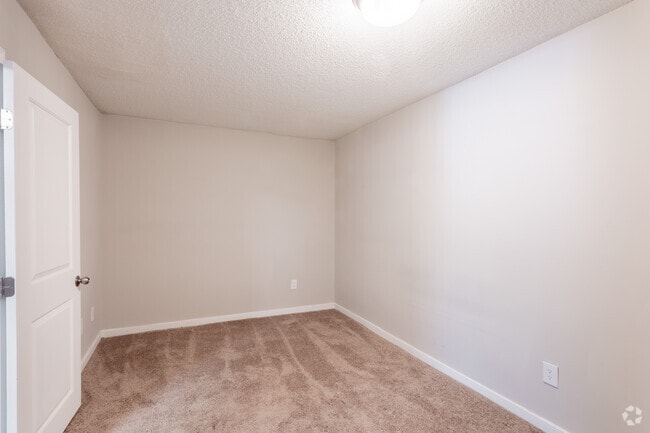 1BR, 1BA -700sqft - Hyde Park Townhomes