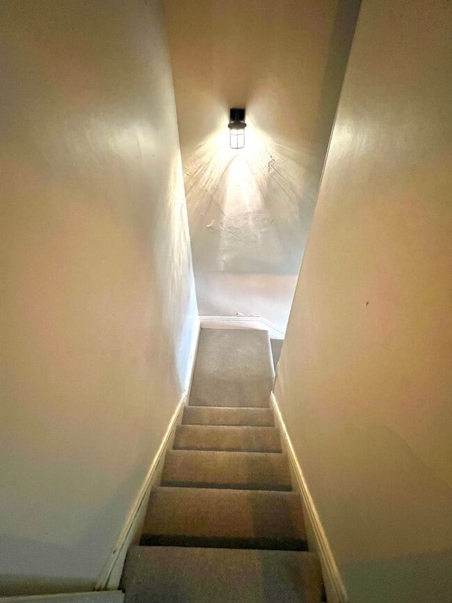 Building Photo - Vintage Upstairs Midtown Apartment Unit 1011-B