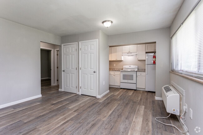 2BR, 1BA - 600SF - Living Room - Southmont Apartments