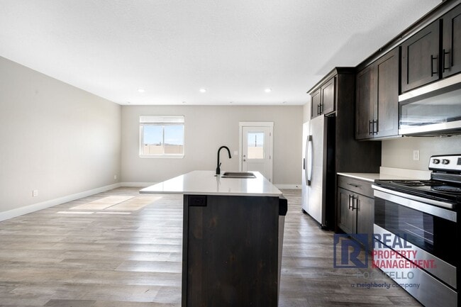 Photo - MOVE-IN SPECIAL - 3 Bedroom 2.5 Bathroom Town Home - 1 Car Garage - Dog Friendly