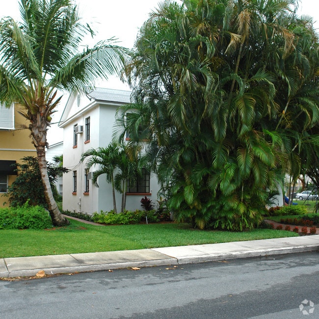 120 N Palmway Lake Worth, FL 33460