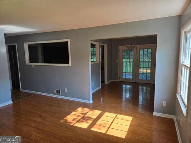 Photo - 1387 Town Country Dr SE