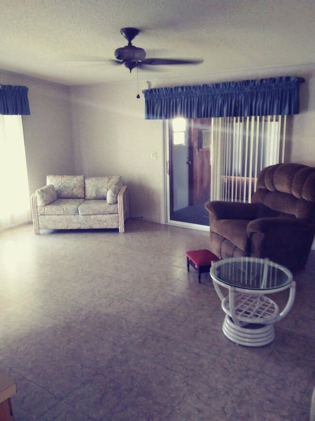 Building Photo - St. Cloud, 2 Bed, 2 Bath, 2 Bonus rooms, close to stores