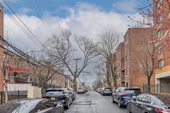 Photo - 555 Mclean Ave