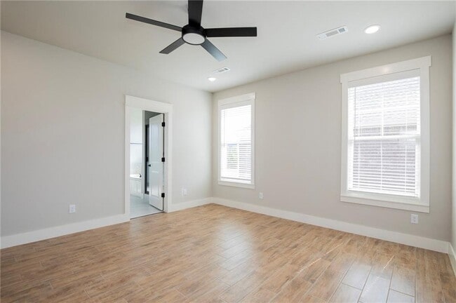 Photo - 216 White Oak St