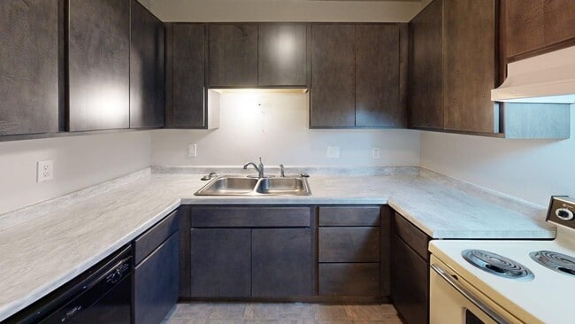 Kitchen - Cottonwood Creek Apartments