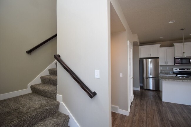 Photo - Charming 4 bed Sandy Home, with HOA in Fantastic Location!!!