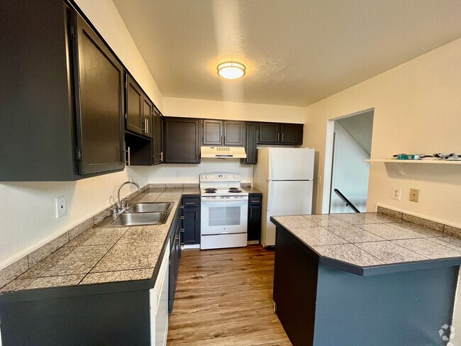 Building Photo - Updated 3 bed 2 1/2 bath  townhome with 2 ...