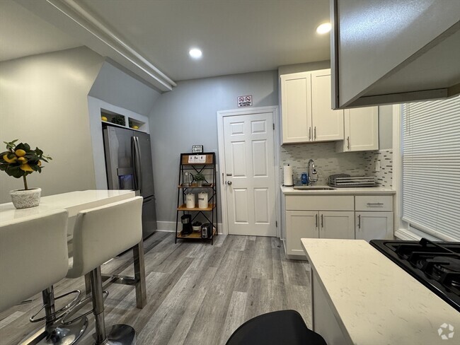 Building Photo - 302 Copeland St Unit 302 Rental