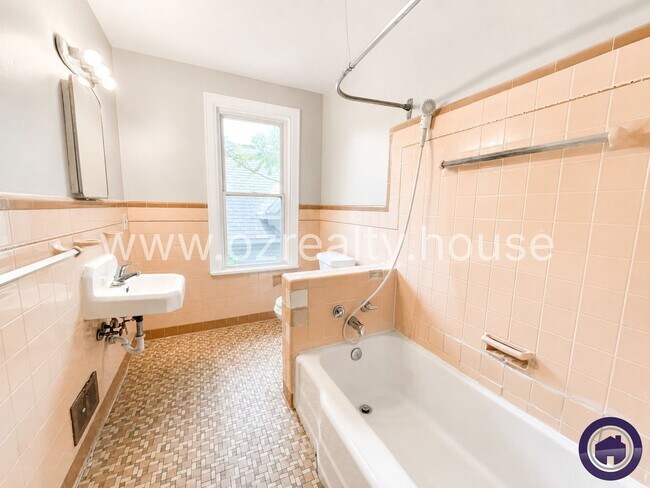 Photo - 837 Colburn St