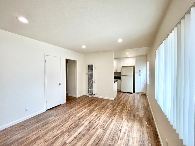 Building Photo - 331 E 1st St Rental