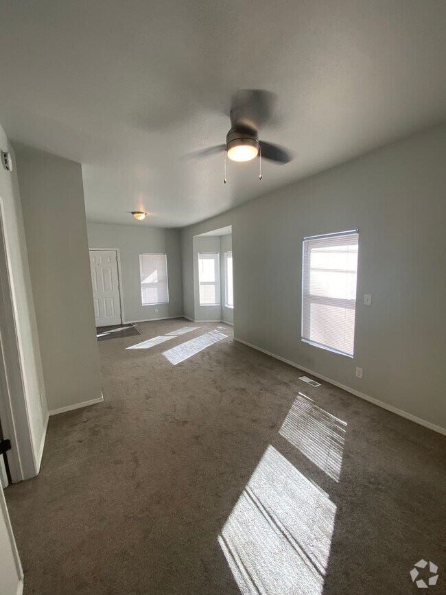 Building Photo - Adorable yet Modern 2 Bedroom - 1 Bath Sin... Rental