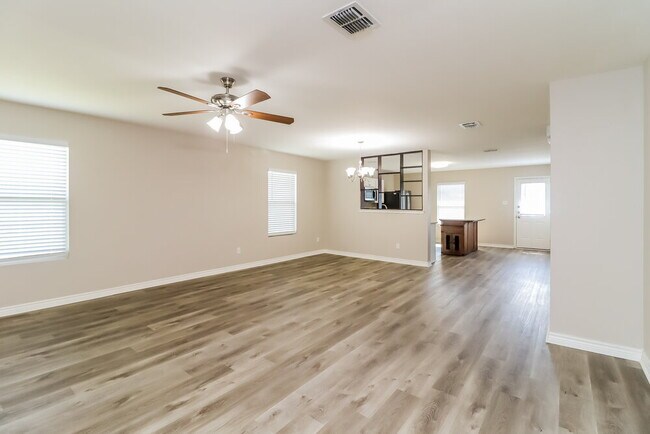 Photo - 806 Moss Glen Trail