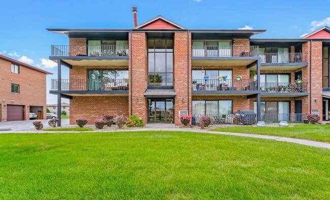 Building Photo - 19533 Lake Shore Dr Unit Lakeview Beauty
