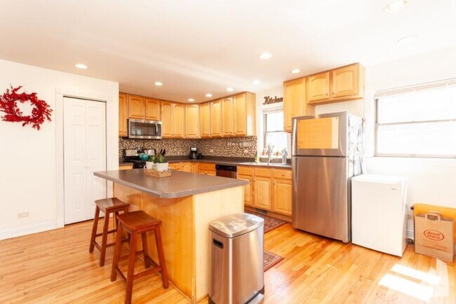 Photo - 4 bedroom in Chicago IL 60657 Unit CH