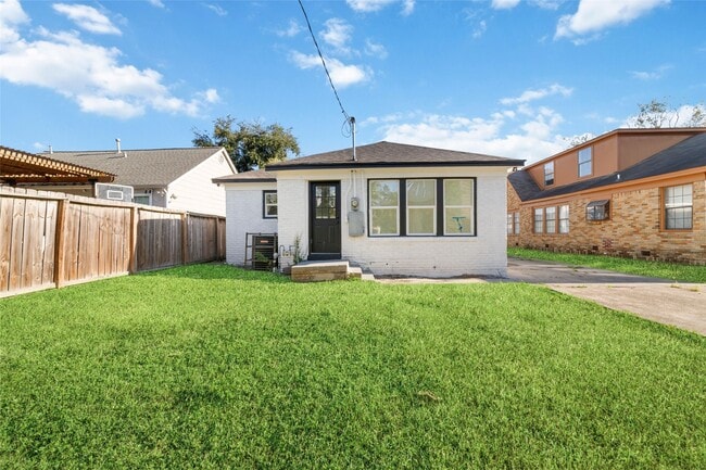 Building Photo - 2914 Wheeler Ave