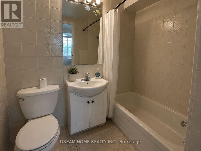 Photo - 107 Huron St