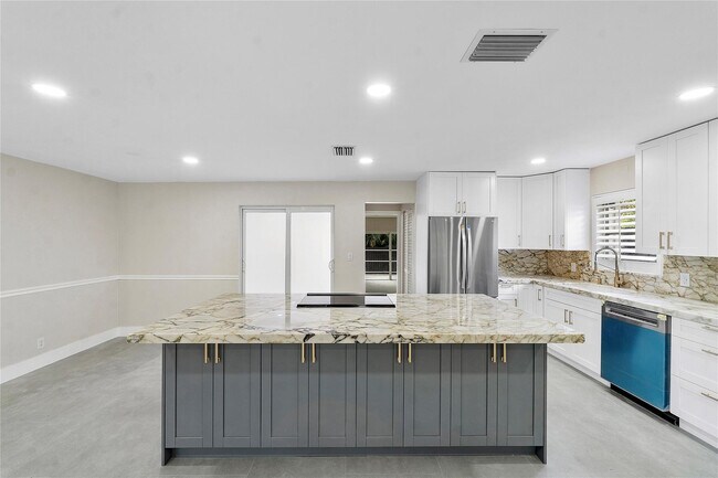 Photo - 828 Johnson St