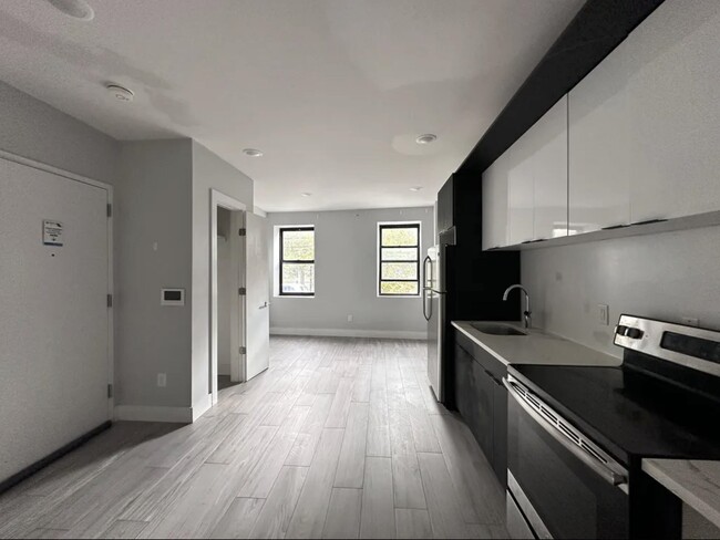 Building Photo - 1019 West Side Ave