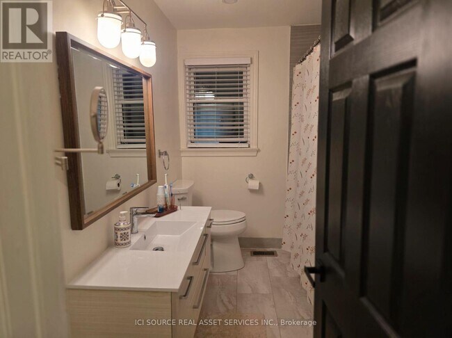 Photo - 631 Mary St N