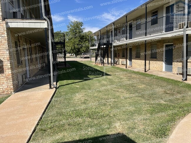 Photo - 1502 NW Kingsbury Ave