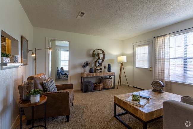1BR, 1BA - 631SF - Living Room