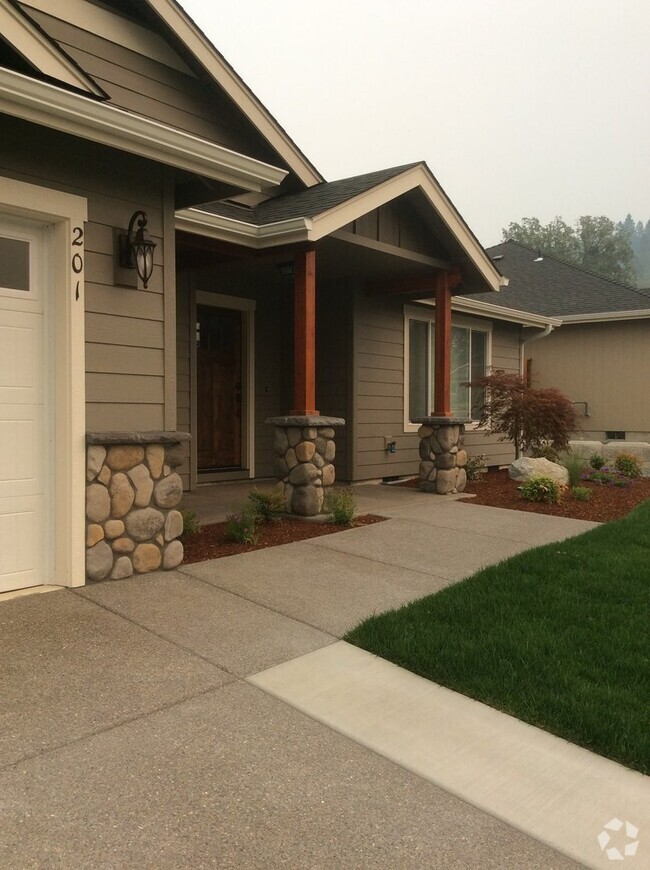 Building Photo - Newer Home