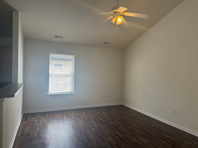 Photo - Lovely Three Bedroom Home In The Summerville Neighborhood!