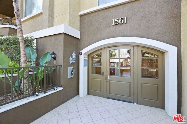 Building Photo - 1561 S Barrington Ave Unit 204