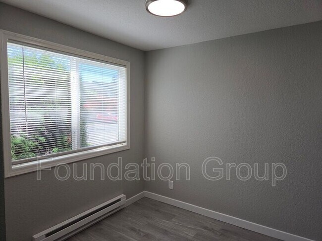Photo - 938 N 100th St